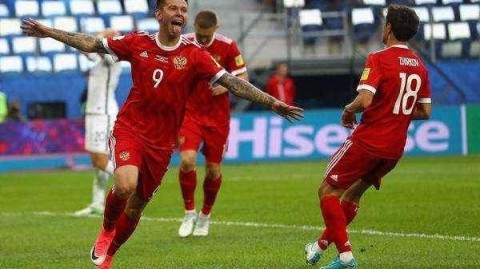 俄罗斯足球队0-0闷平马里，点球飞+VAR吹球双剧本