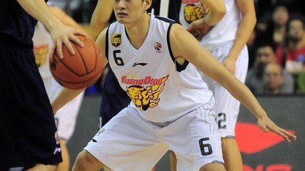 “熟人局”变生死局：周鹏关键三分难救主，广东客场4分险胜深圳重夺德比主动