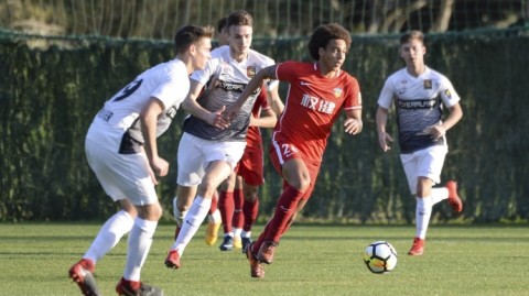 更衣室的“家贼”：偷拍五年仅判缓刑，这30位女足球员的噩梦谁来买单？