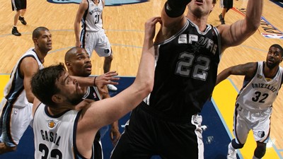 季后赛首轮马刺vs灰熊G6：兰多夫31+11独砍末节17分，灰熊4-2完成NBA史上第四次黑八奇迹