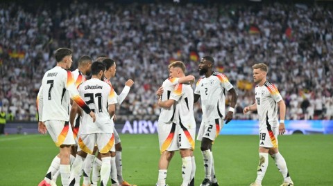 “家人们谁懂啊！土耳其在第比利斯硬刚格鲁吉亚，这场世预赛简直看得人血压飙升！”