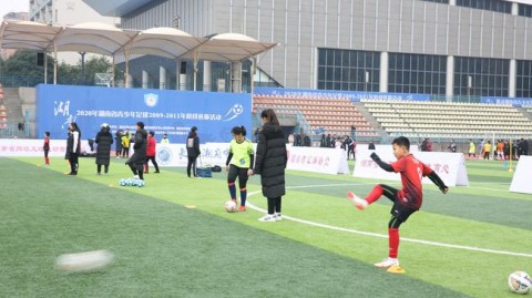 02月08日吐鲁番贺岁杯0910年龄段VS男子组，这帮娃娃兵把大人踢懵了！