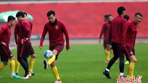 美加墨世界杯梦不灭！伊拉克主场补时读秒点杀阿联酋，这一刻整个西亚都沸腾了