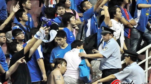 图片报：科隆球迷声称入场时被要求接受裸体检查 警方否认