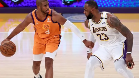 英超-维拉客场3-1逆转富勒姆取新帅首胜，沃特金斯里程碑破门+点球遭扑+终场前染红