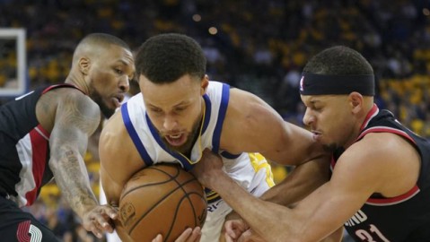 勇士17分逆转开拓者2-0